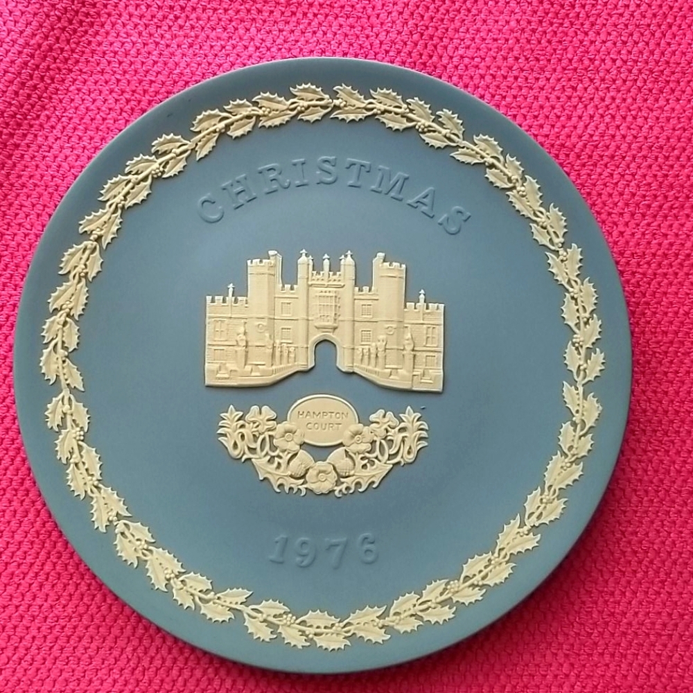 Vintage Wedgewood Christmas Hampton's Court 1976